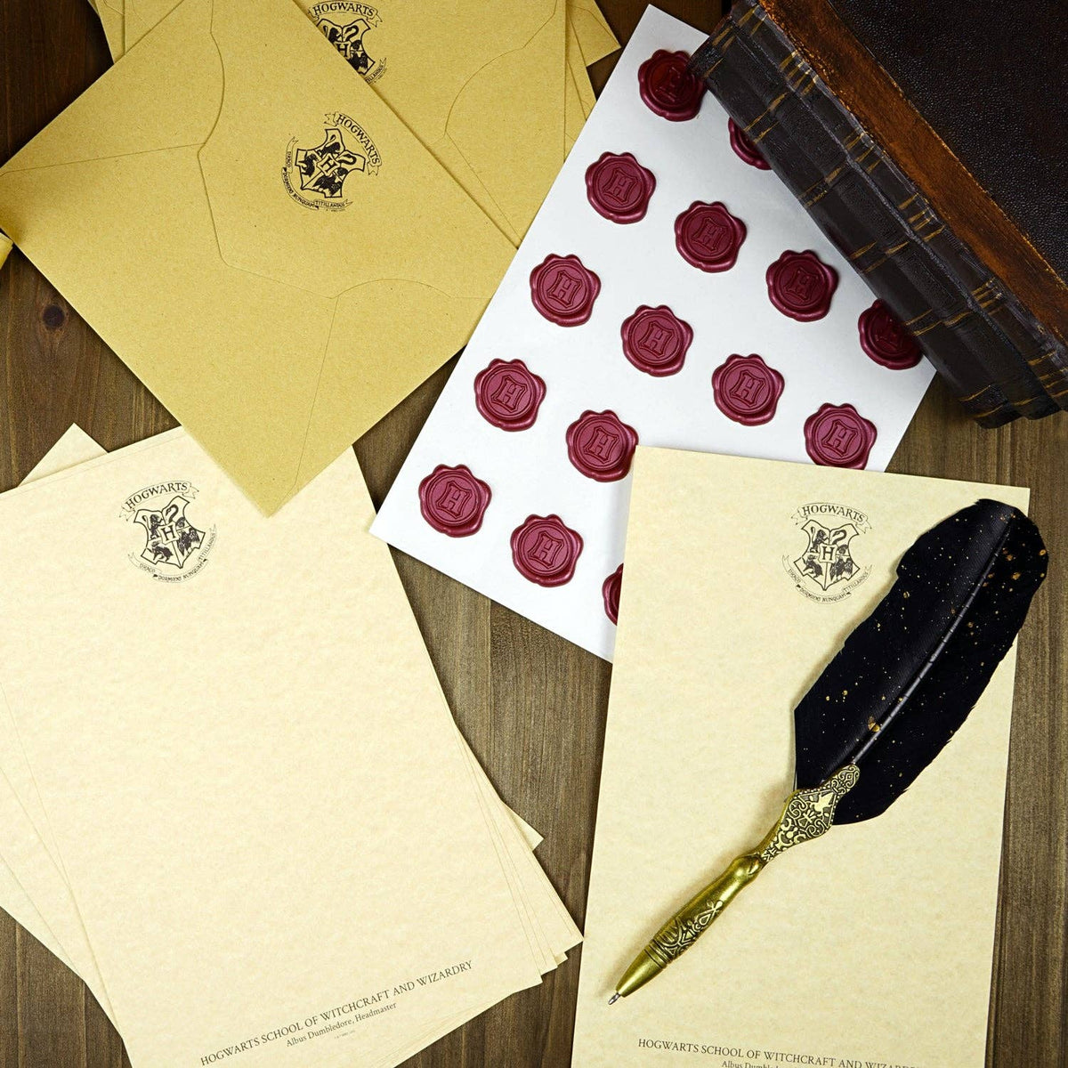 Harry Potter Hogwarts Boxed Stationery Set with Wax Seals & Feather Pen (20-Pack)