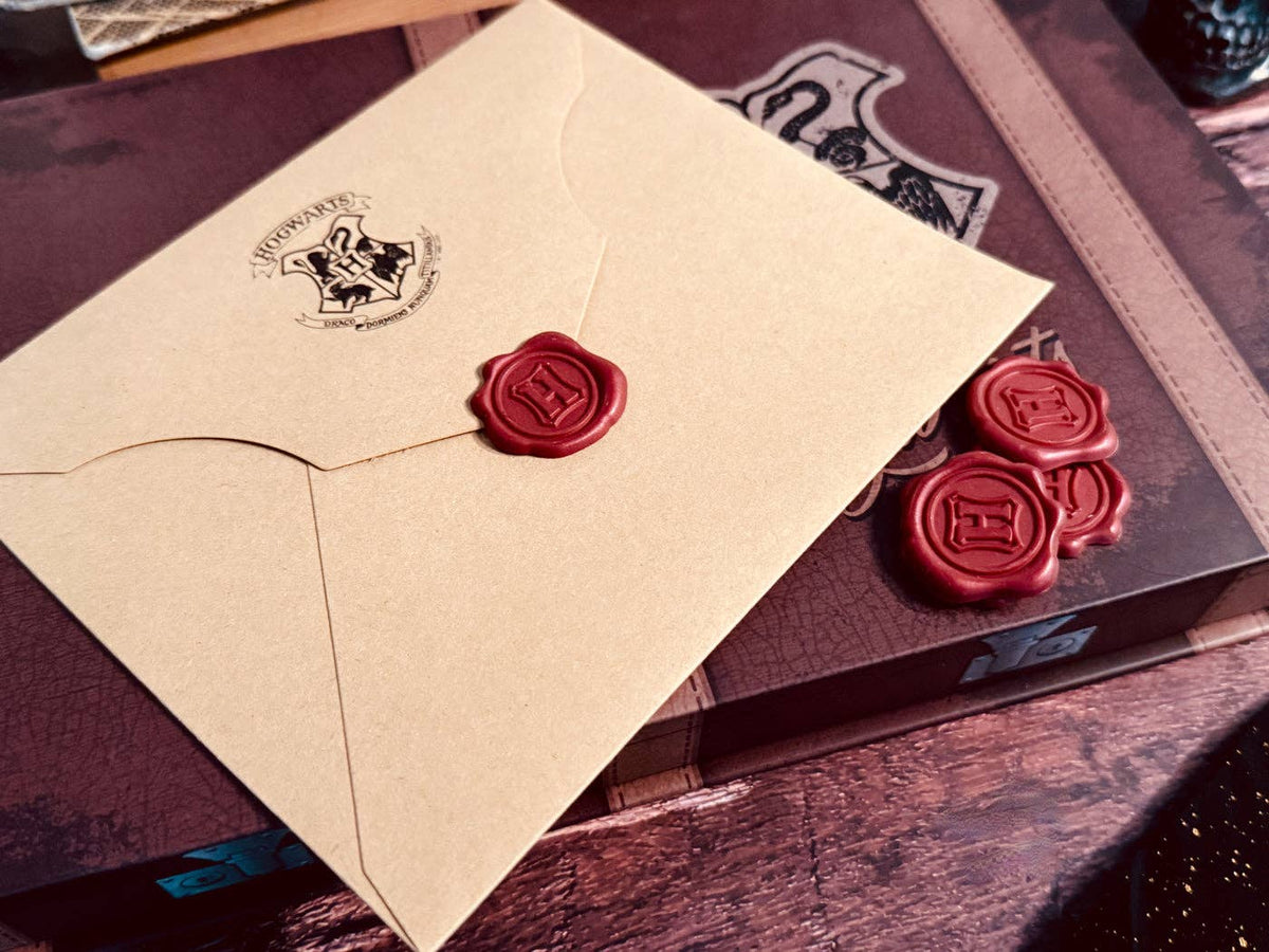 Harry Potter Hogwarts Boxed Stationery Set with Wax Seals & Feather Pen (20-Pack)