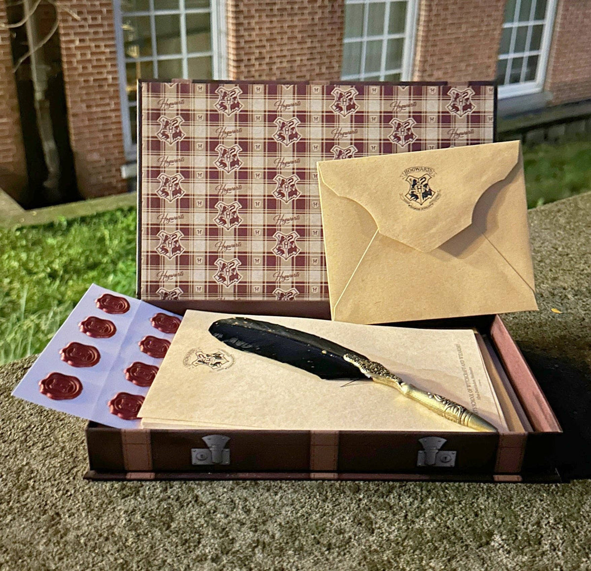 Harry Potter Hogwarts Boxed Stationery Set with Wax Seals & Feather Pen (20-Pack)