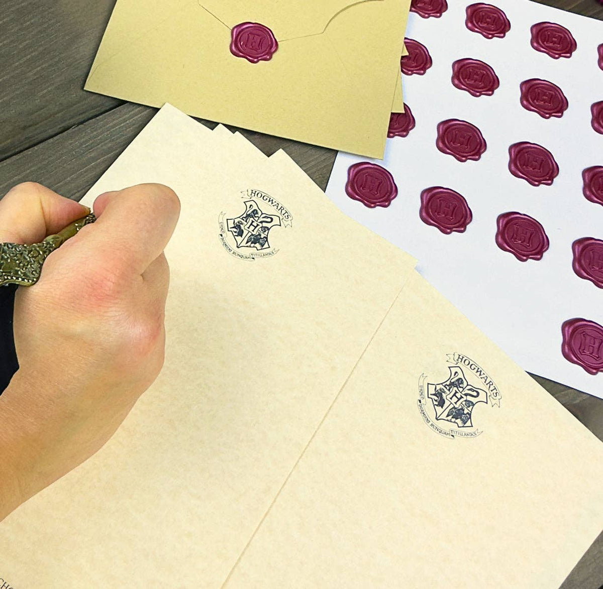 Harry Potter Hogwarts Boxed Stationery Set with Wax Seals & Feather Pen (20-Pack)
