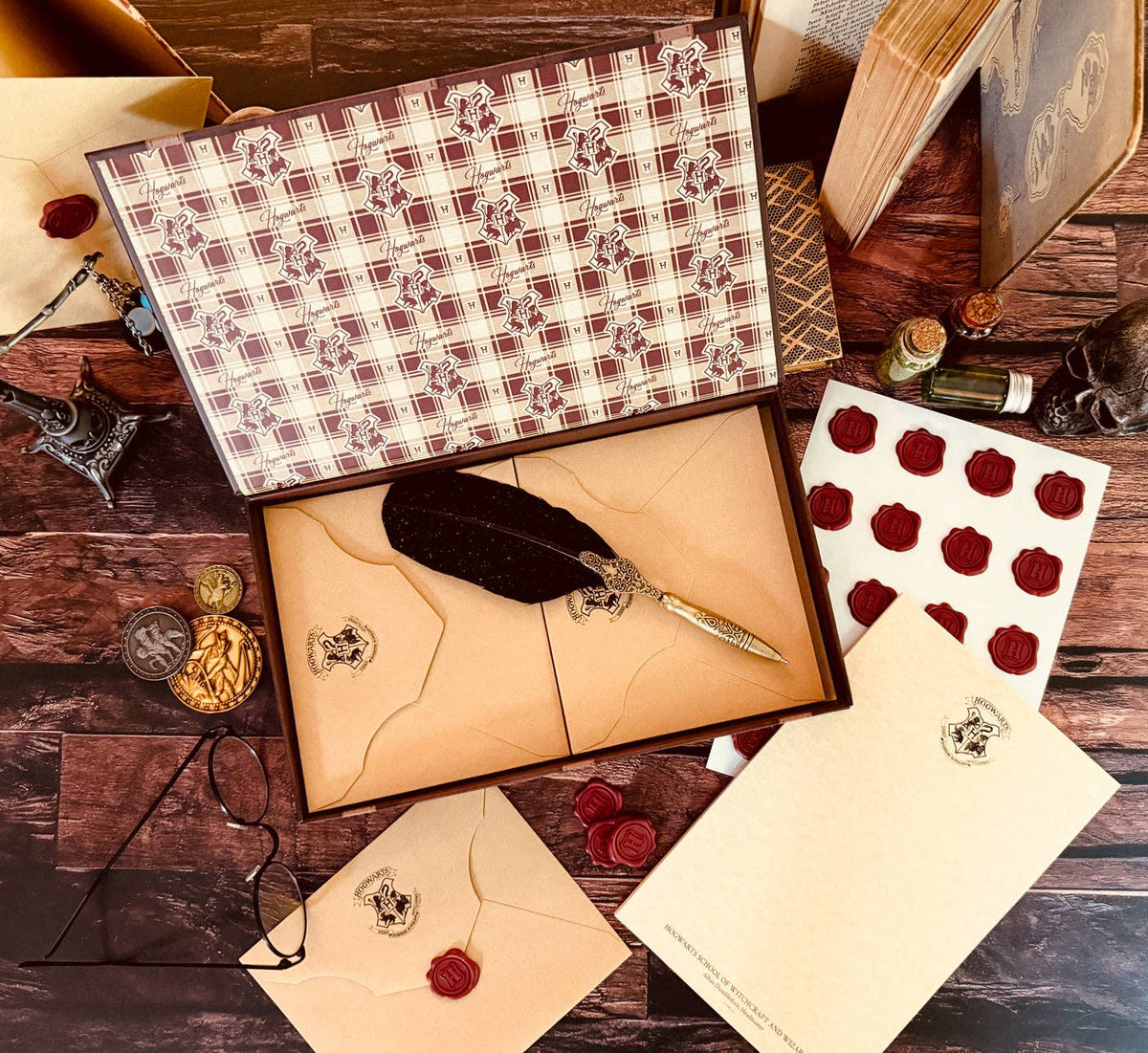 Harry Potter Hogwarts Boxed Stationery Set with Wax Seals & Feather Pen (20-Pack)
