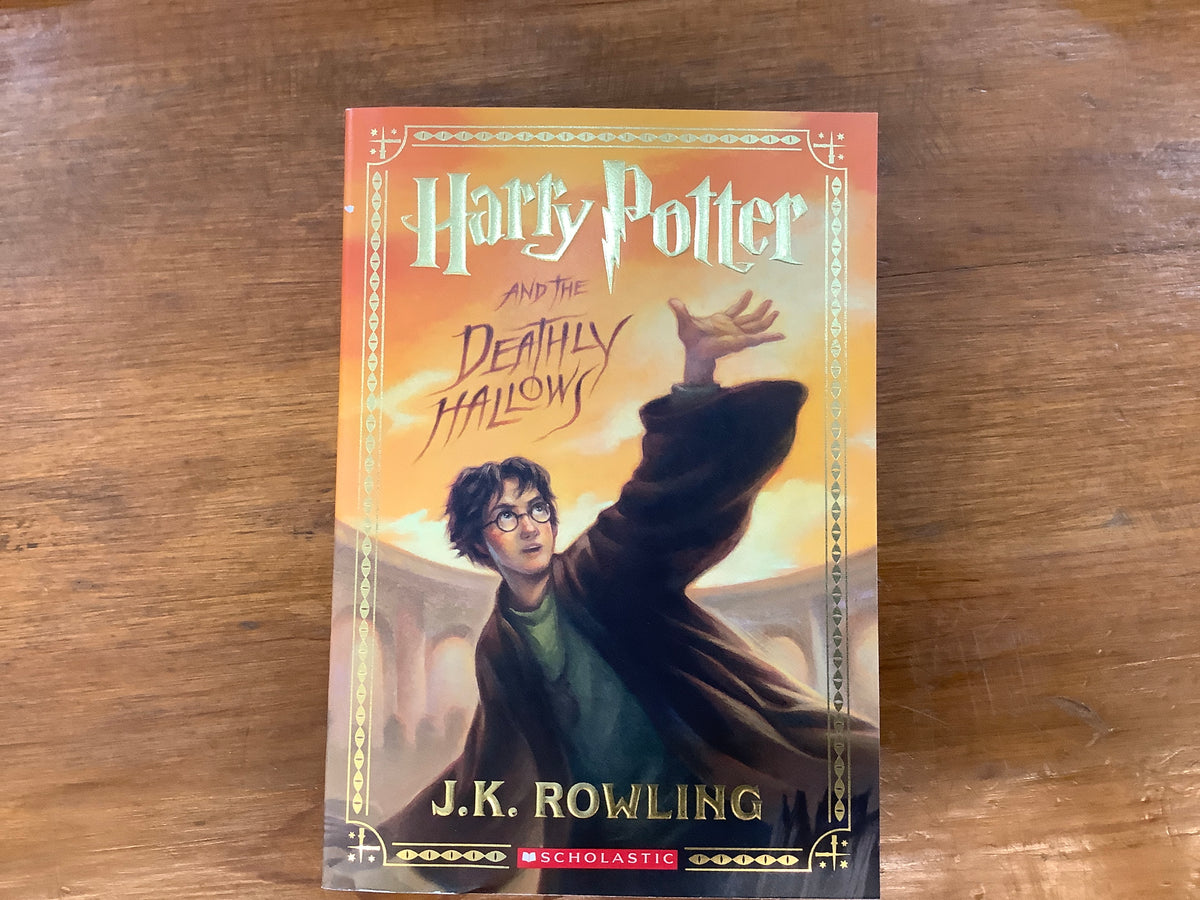 HARRY POTTER AND THE DEATHLY HALLOWS by: JK Rowling