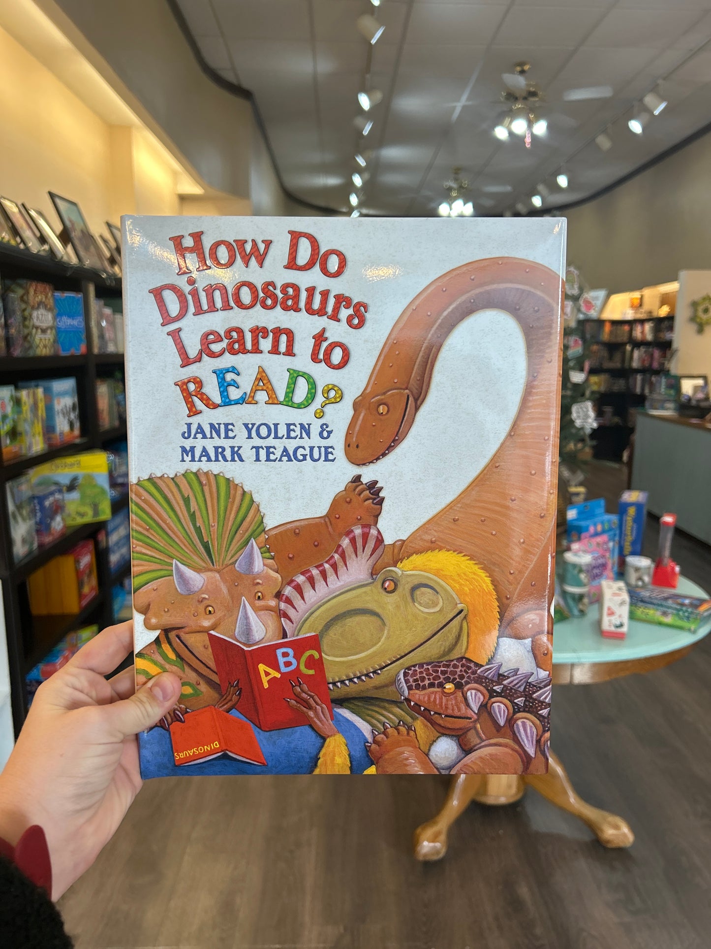 HOW DO DINOSAURS LEARN TO READ?
