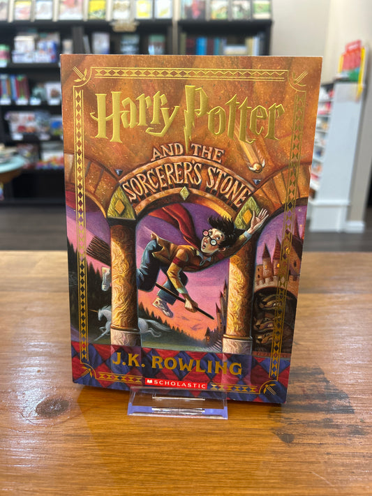 HARRY POTTER AND THE SORCERER'S STONE (PB)